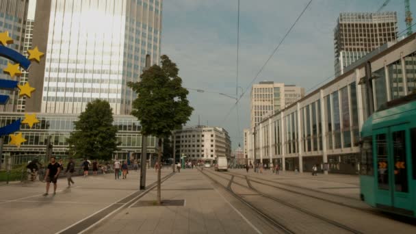 Atraviesa Willy Brandt Platz Frankfurt Con Tranvías Peatones — Vídeo de stock