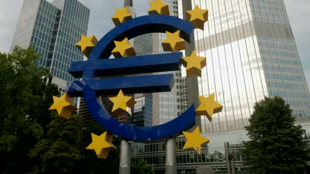 Inclinación Lenta Euro Escultura Euro Torre Willy Brandt Platz Frankfurt — Vídeos de Stock