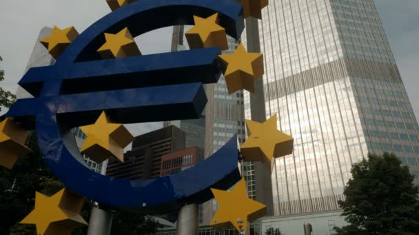 Înclinare Lentă Euro Sculpture Euro Tower Din Willy Brandt Platz — Videoclip de stoc