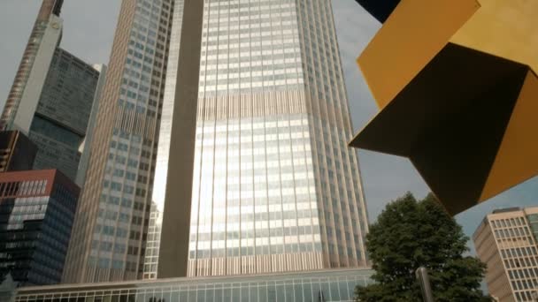 Incline Torre Euro Willy Brandt Platz Frankfurt Com Escultura Euro — Vídeo de Stock