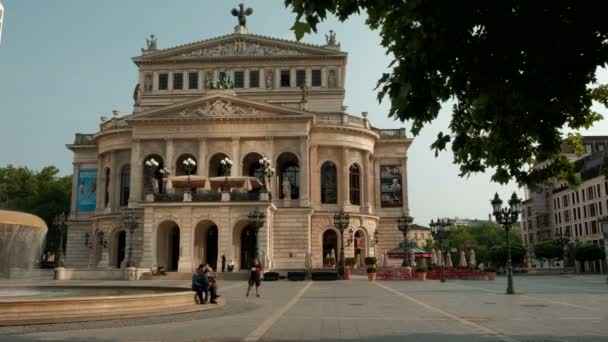 阿尔特的静态夹子 剧院在法兰克福从 Opernplatz 采取了与喷泉在前景 — 图库视频影像