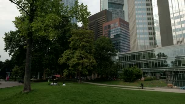 Tiro Gallusanlage Park Con Skyline Frankfurt Inclinación — Vídeo de stock