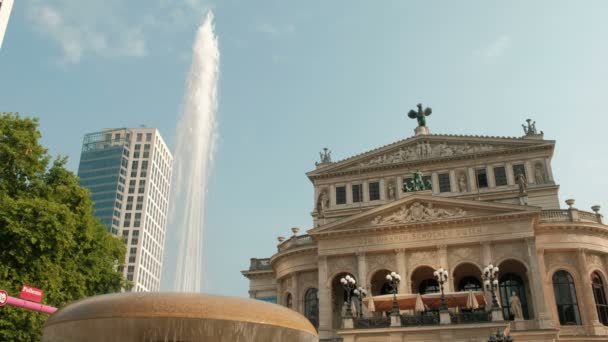 从喷泉倾斜到阿尔特 法兰克福歌剧院从 Opernplatz 在一个阳光明媚的夏日清晨被带走 — 图库视频影像
