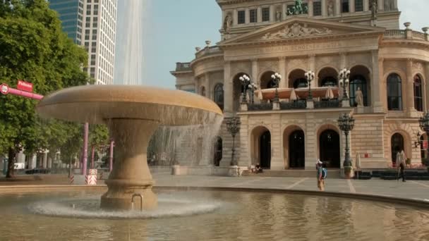 倾斜到喷泉从阿尔特 Opernplatz 的法兰克福歌剧院剧院 在一个阳光明媚的夏日清晨被带走 — 图库视频影像