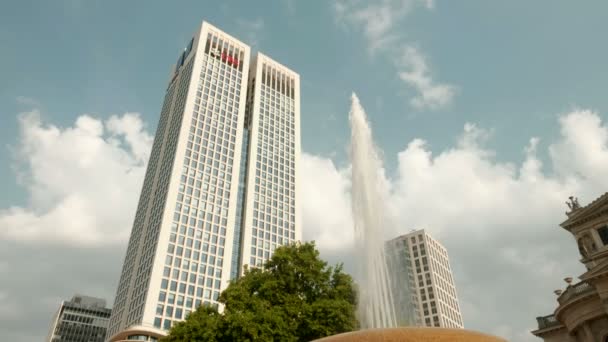 Przechylić Strzał Dół Fontanny Opernplatz Opernturm Budynku Centrum Frankfurtu — Wideo stockowe