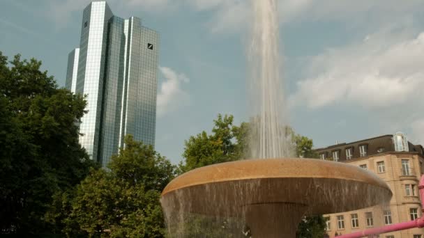 Plan Statique Rapproché Fontaine Dans Opernplatz Francfort Avec Deutsche Bank — Video