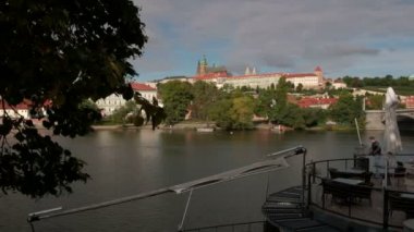 Prag Kalesi ve arka planda Nehri Vltava ağacıyla arkasından kamera slaytlar. Güneşli bir sonbahar sabahı vurdu