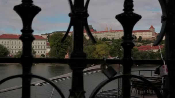 Camera Ridică Încet Lângă Balustrade Pentru Dezvălui Castelul Praga Râul — Videoclip de stoc