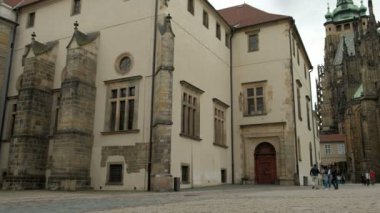 St. Vitus Katedrali Prag kale arkasındaki kareye arasında yavaş pan. Arka planda Katedral olduğunu