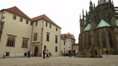 St. Vitus Katedrali Prag kale arkasındaki kareye arasında yavaş pan. Arka planda Katedral olduğunu