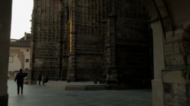 Kamera kapıdan yürüyor ve açığa vurmak Güney Kulesi, St Vitus Katedrali kadar Prag tilts