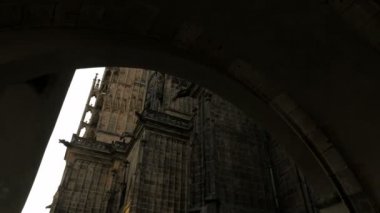 Kemer ve eğik kadar Güney Kulesi, St Vitus Katedrali, Prag ortaya kamera yürür