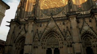 Kamera açık boy St Vitus Katedrali Prag kadar güneşli bir akşamı tilts