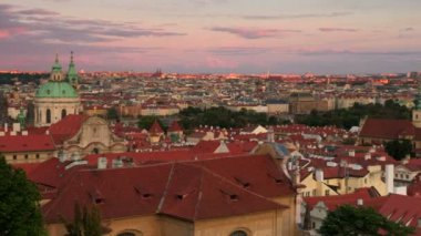 Pan çatıları ve Prag manzarası günbatımında kapatın. Prag Kalesi alınan