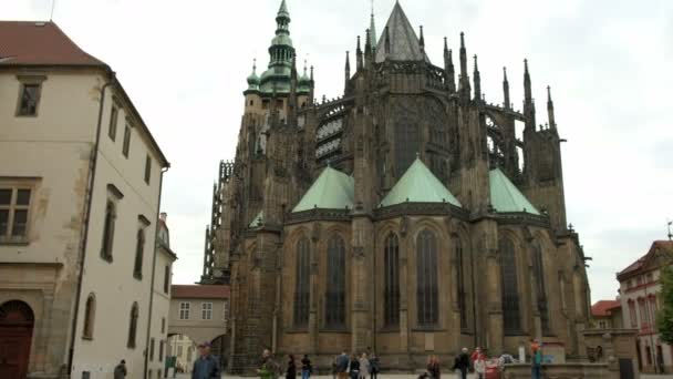 Långsamma Slide Sköt Över Torget Bakom Vitus Cathedral Pragborgen Katedralen — Stockvideo