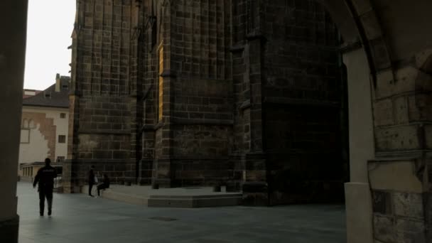 Câmera Caminha Através Arco Inclina Para Revelar Torre Sul Catedral — Vídeo de Stock