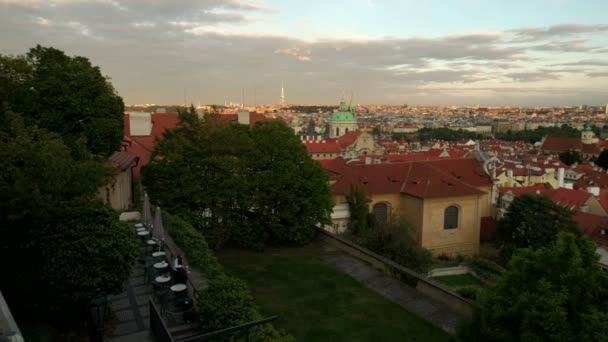 Pan Grandangolare Lento Attraverso Tetti Skyline Praga Tramonto Tratto Dal — Video Stock