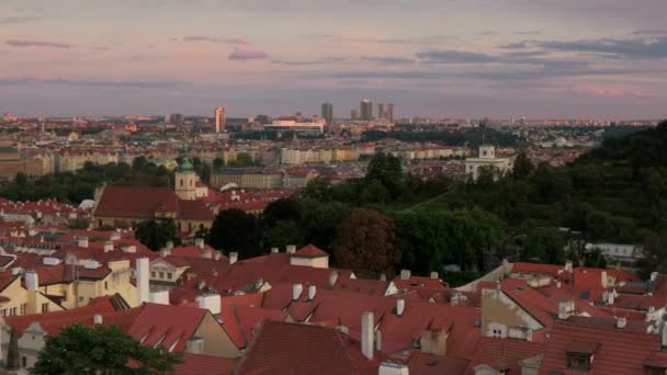 Při západu slunce blízko pan celé střechy a panorama Prahy. Převzato z Pražského hradu