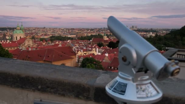 Kamera Diák Múlt Turisztikai Távcső Megmutatni Háztetőkre Skyline Prágai Naplementekor — Stock videók