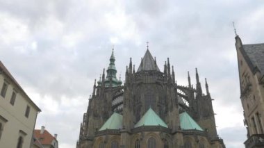 St Vitus Katedrali Prag Kalesi içinde aşağı eğ. Turistler Meydanı yürüme