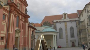 Basilica St. George Prag Kalesi önünde kare arasında pan. 