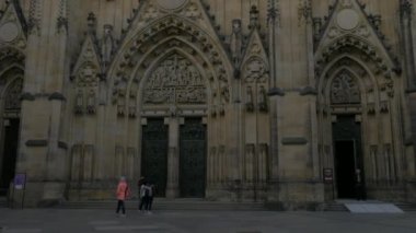 Yukarı gül pencere Bazilikası St George Prag Kalesi üzerinde ana girişinden tilt