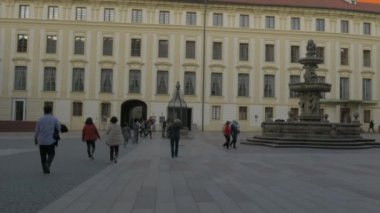 Kadar Prag Kalesi başkanları ofisinden Bazilikası St George Kulesi arka planda tilt