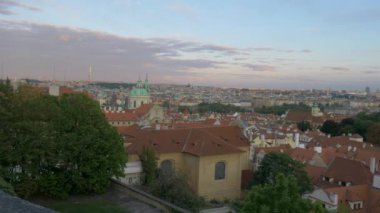 Kısa pan rooftops Prag, Çek Cumhuriyeti karşısında. Güzel bir akşam sırasında alınan