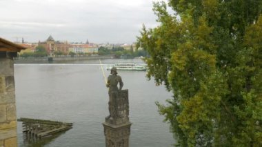 Prag'daki Charles Bridge yakınındaki Bruncvik heykeli. Nehir tekne üzerinde arka plan dönüm