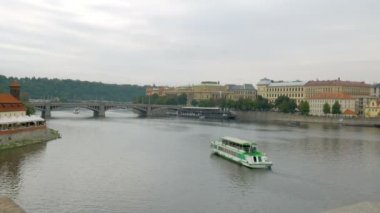 Tur tekne Nehri Vltava Manes köprü Prag, Çek Cumhuriyeti için doğru yelken