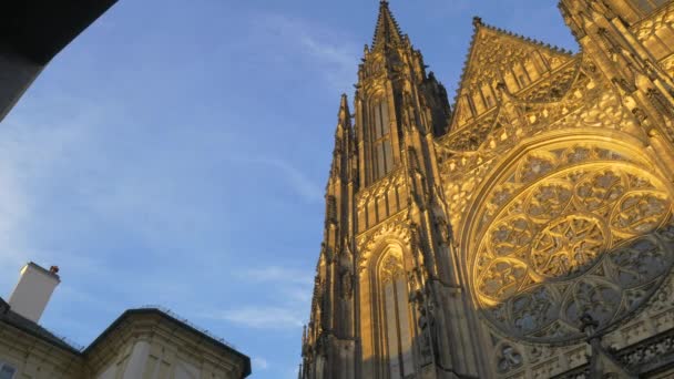 在布拉格城堡圣乔治大教堂的双胞胎西部尖顶和玫瑰色窗击 — 图库视频影像