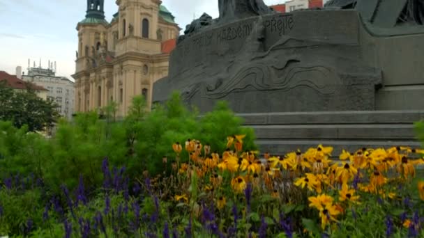 Câmara Sobe Canteiros Flores Para Revelar Jan Hus Monumento Igreja — Vídeo de Stock