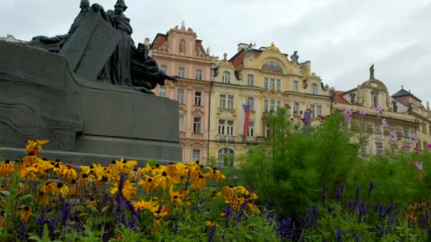 Kameran Stiger Från Blomsterrabatter Att Avslöja Jan Hus Monument Och — Stockvideo