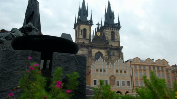 Fotoaparát Vzroste Odhalit Hus Monument Kostel Panny Praha — Stock video