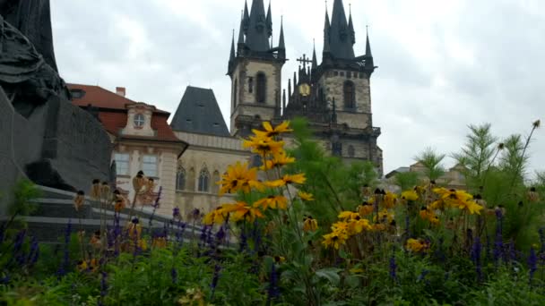 カメラは過去の花の背後にある聖母教会とスライドします 旧市街広場 プラハ — ストック動画