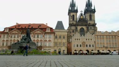 Our Lady kilisenin arkasında ile Prag eski şehir Meydanı arasında düşük açılı pan