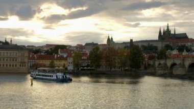 Turist tekne Charles Köprüsü ve Prag Kalesi'ne günbatımında pan
