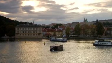 Turist tekne Charles Köprüsü ve Prag Kalesi'ne günbatımında pan