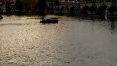 Yukarı Vltava Nehri Charles Köprüsü ve Prag Kalesi'ne akşamları eğimli