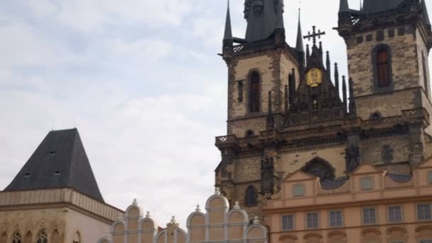 Pan Inclinación Torre Iglesia Nuestra Señora Monumento Jan Hus Plaza — Vídeos de Stock