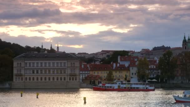 Pan Barco Turístico Para Ponte Charles Castelo Praga Início Noite — Vídeo de Stock