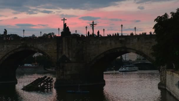 Cerca Tiro Estático Turistas Cruzando Puente Carlos Praga Atardecer — Vídeos de Stock