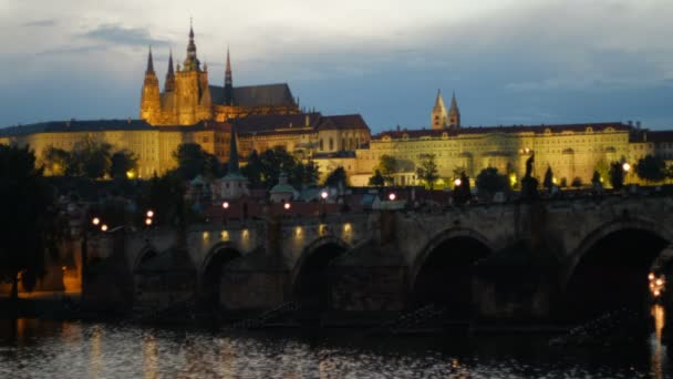 Statické modrá hodina klip na Karlův most a Pražský hrad za soumraku. Most a hrad se rozsvítí