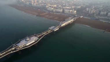 Geri üst düzey şafakta Brighton Pier İngiltere'de seyir uçak parçaları