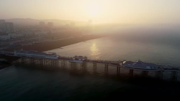 Drone Vole Vers Brighton Palace Pier Lors Lever Soleil Brumeux — Video