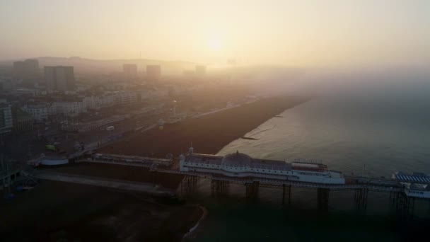 Drone Segue Para Lado Após Brighton Palace Pier Durante Nascer — Vídeo de Stock
