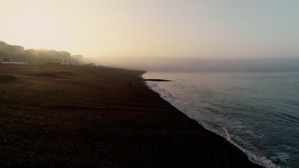 Drona Zboară Înapoi Prin Răsăritul Soarelui Deasupra Brighton Beach Este — Videoclip de stoc