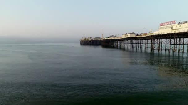 Drone Flies Forward Rises Brighton Pier Sussex Misty Summer Dawn — Stock Video