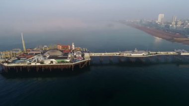 Drone kamera yana Brighton Palace iskelenin sonundan kumsala şafakta izler. 