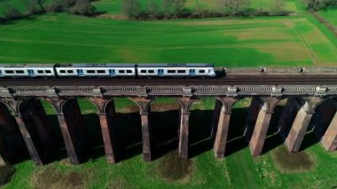 Uçak parçaları yan Ouse Vadisi viyadük olarak iki tren birbirlerine geçiş